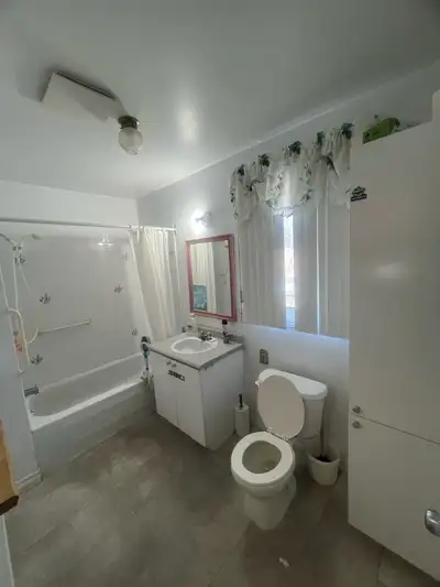 Plusieurs chambres à louer prix varier 550- 500 à mont- joli endroit calme sans fumeurs. Tout inclus...