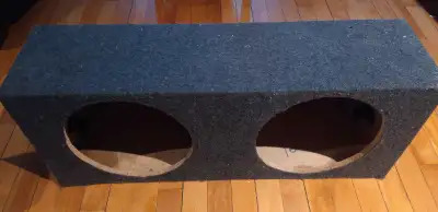Caisson Subwoofers 2 x 12" 34" Long x 13" Haut x 12" Large 30 $ Argent Comptant