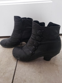Black Leather Boots Retro style size 7 in Mint Condition