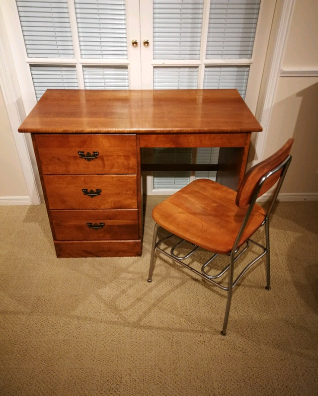 Solid hardwood desk with 3 deep drawers, excellent condition! Desks