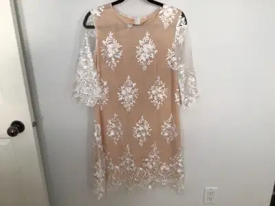 Très belle robe grandeur Large porté seulement une fois, View more