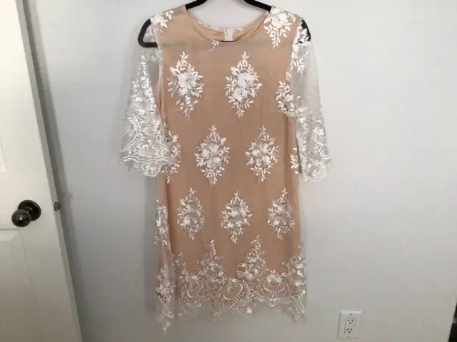 Très belle robe grandeur Large porté seulement une fois in Women's - Dresses & Skirts in Québec City - Image 2