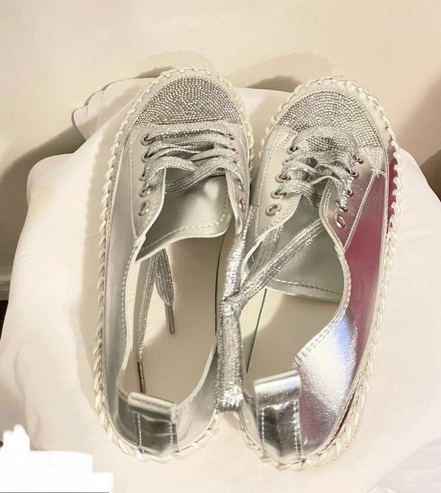 Sz 250(8.5) Leather Rhinestone Lace-up Platform Slip-on Sneakers in Women's - Shoes in Mississauga / Peel Region - Image 4