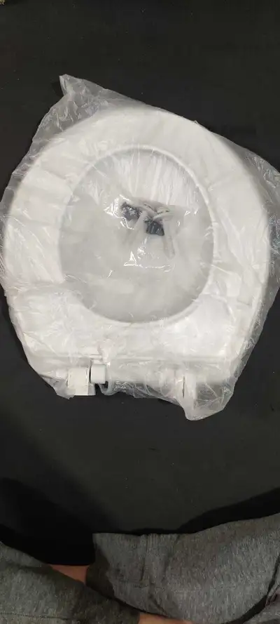 New toilet seat, come with manual and screw, View more
