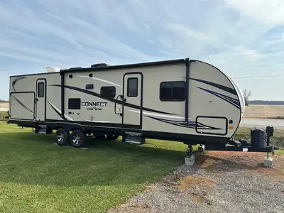35 Foot Bunkhouse Excellent condition Weight distribution hitch and sway bar included Clean title wi...