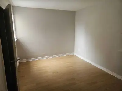 PRIVATE ROOM AVAILABLE IN MAIN FLOOR LOCATION - 3222 WESTON ROAD . INTERSECTION - WESTON ROAD & BRAD...