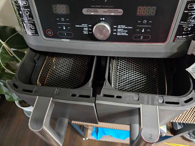 Ninja Air fryer two baskets excellent condition in Microwaves & Cookers in Edmonton