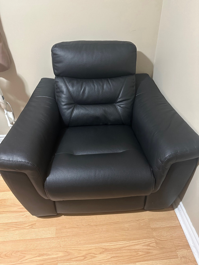 Power reclining leather Sofa, loveseat and chair set in Chairs & Recliners in Mississauga / Peel Region - Image 2