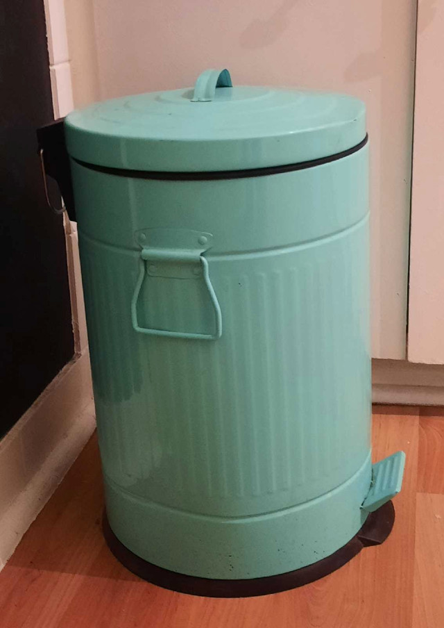 Turquoise Garbage Can in Kitchen & Dining Wares in City of Toronto
