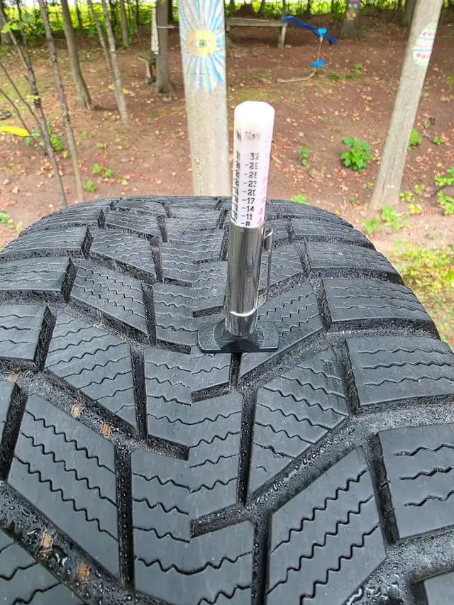 * 4 PNEUS D'HIVER CONTINENTAL P225/65R17 + RIMS 5 x 114.3 * in Tires & Rims in Granby - Image 3