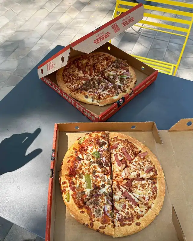 looking for delivery driver and a cook at Pizza Hut Hawkesbury 