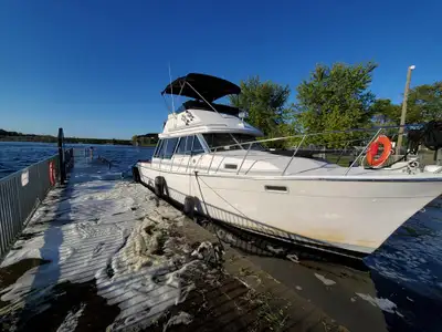 Selling my 32' motor yacht, stationed in Everglades Marina (Pefferlaw, ON) Boat will come with cover...