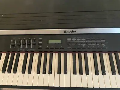 Incredible Rhodes Mk80 with stand. Some of the lower keys stick but it works perfect. Amazing sounds...