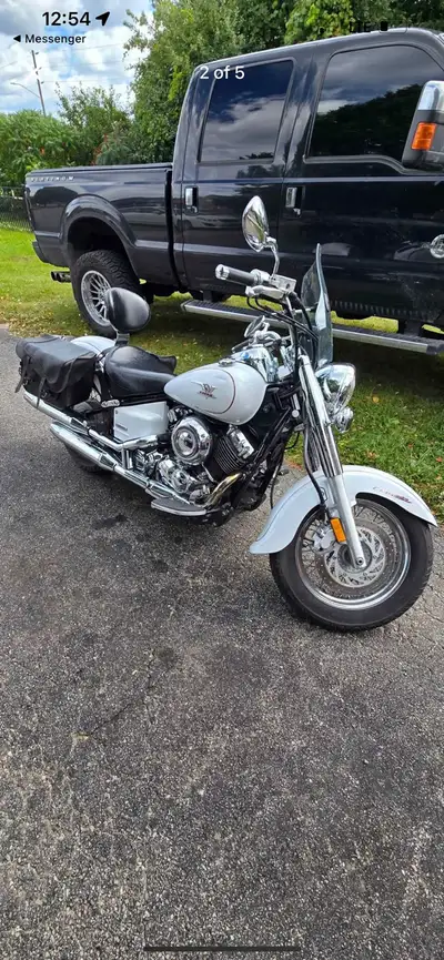 Selling my 2006 Yamaha V-Star Classic with 40,000 km on it. I bought it last year as a beginner bike...