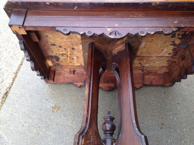 Antique Victorian Parlor Table in Other Tables in Winnipeg - Image 3