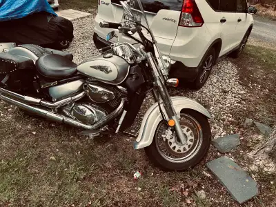 Suzuki intruder velusia 76000 kilos en bonne condition rien a faire prêt pour rouler raison de la ve...