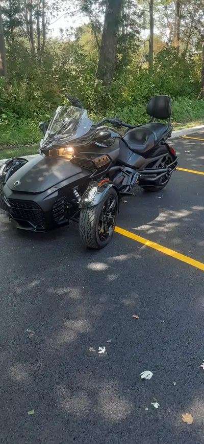 spyder f3 s 2021 comme neuf , seulement 18000 kilomètre , noir lustré et mat ,vitre avant , chargeur...