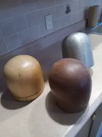 Moules à chapeau en bois (2) et en métal (1)