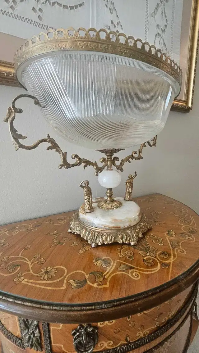 Antique Style Centerpiece Bowl in Arts & Collectibles in Markham / York Region - Image 8