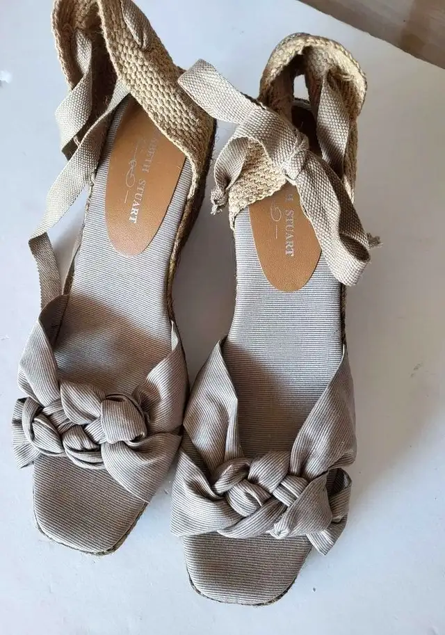 Elizabeth Stuart Beige Wedge Heel Sandals Wrap Open Toe Size 10 in Women's - Shoes in City of Toronto - Image 8