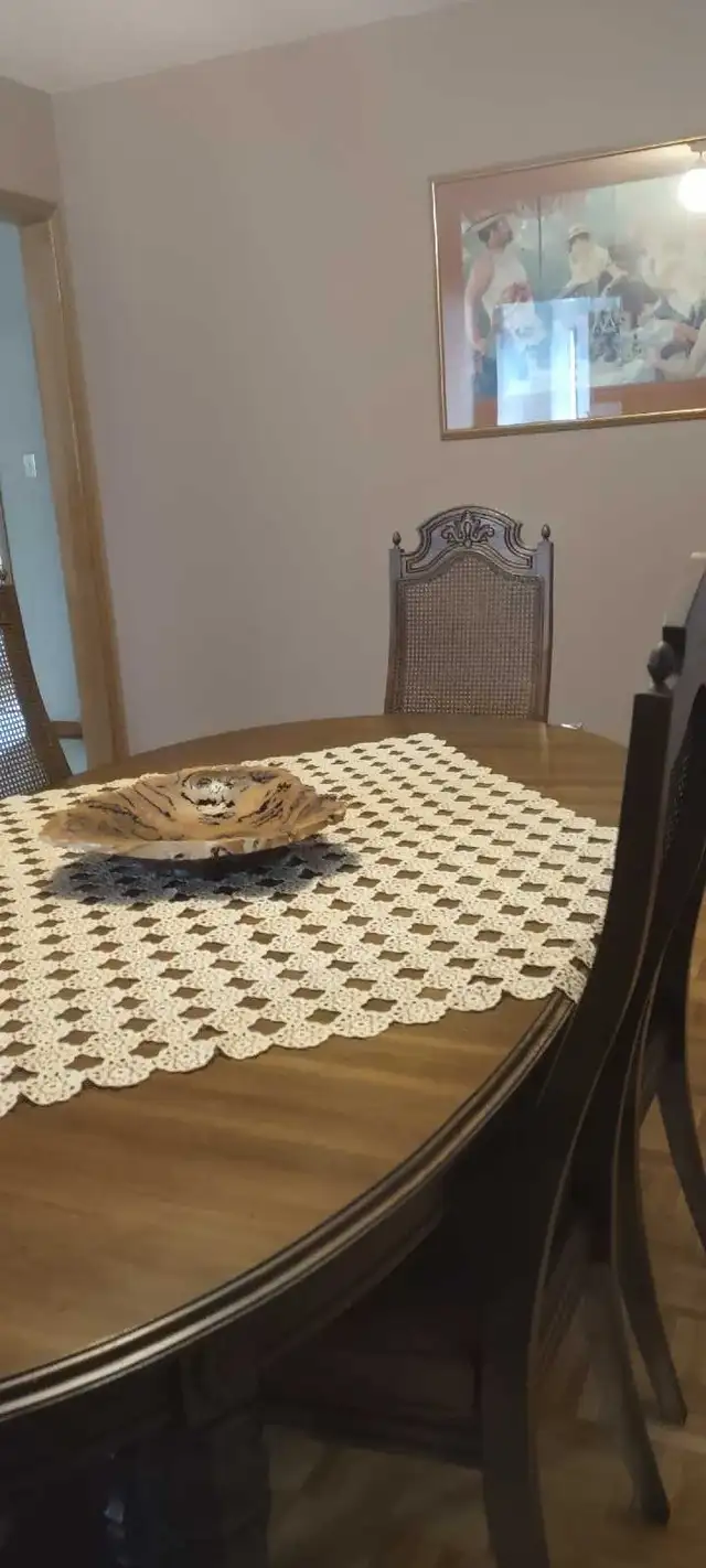 dining room, 6 chairs,beautiful fabric, hutch, extra leaf, sits in Dining Tables & Sets in Markham / York Region - Image 5