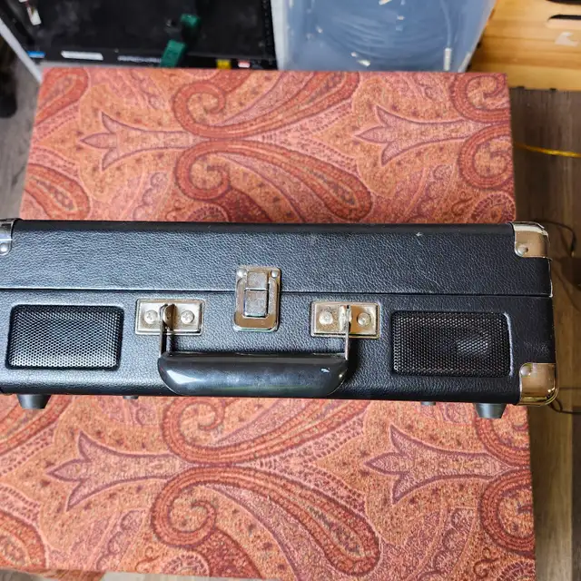 Crosley Suitcase Record Player / Turntable in Stereo Systems & Home Theatre in Chatham-Kent - Image 7