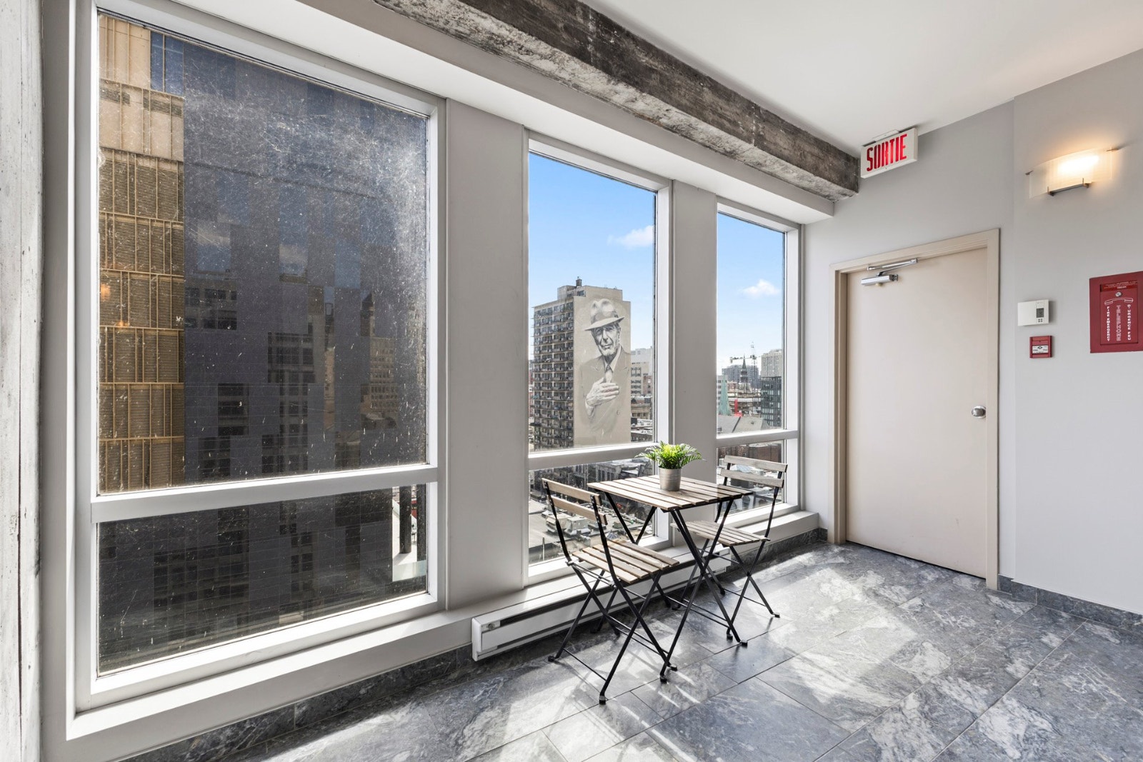 Upscale furnished rental in unbeatable location — photo 2