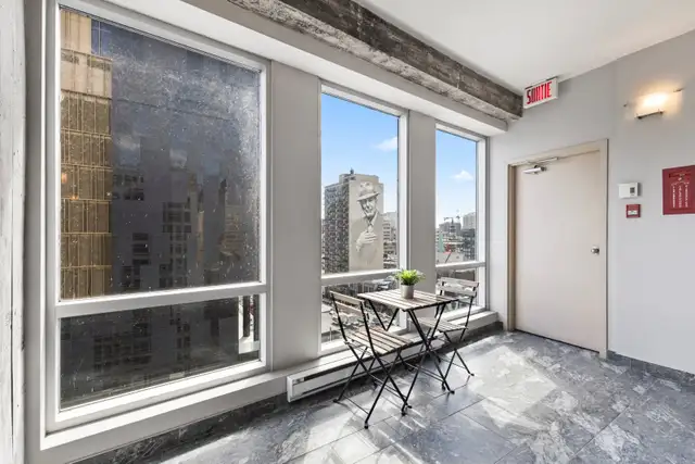 Upscale furnished rental in unbeatable location in Room Rentals & Roommates in City of Montréal - Image 3