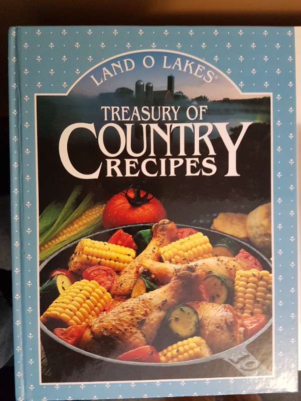 Land O Lakes Treasury of Country Recipes in Non-fiction in Cambridge