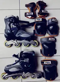 Women's Roller Blades, Elbow, Knee pads, Wrist guards. In Size 9