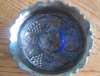 VINTAGE GRAPES & CABLE PATTERN CARNIVAL GLASS BOWL