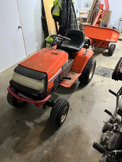 MTD lawn tractor and trailer / Tracteur à gazon MTD et romorque, View more