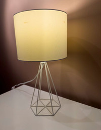 Lampe blanche de table