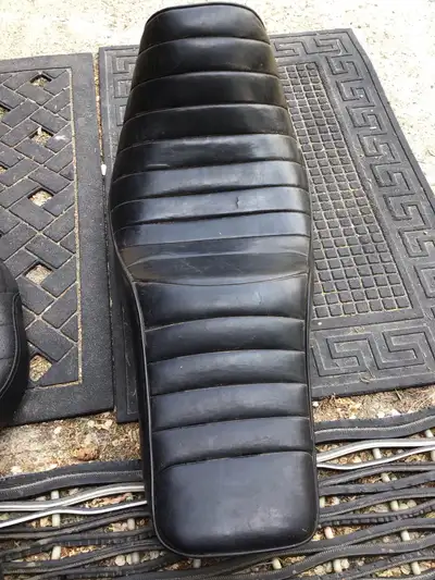 #2 1982-1994 Harley-Davidson OEM FXR FXRS FXRT FXLR Seat $215CAD Couple cracks in cover see pics Use...