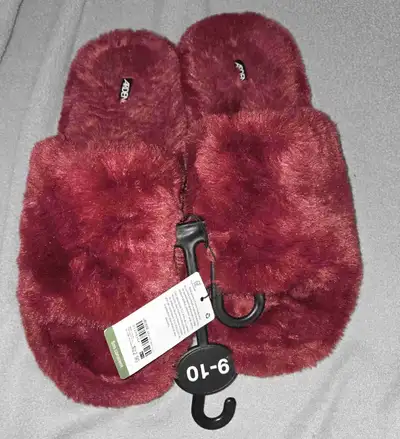 Pantoufles/sandales neuves pointure 9-10 à 12$, View more