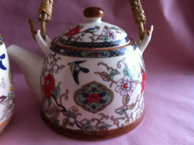 VINTAGE AISAN TEA POT AND CUP in Arts & Collectibles in Barrie - Image 5