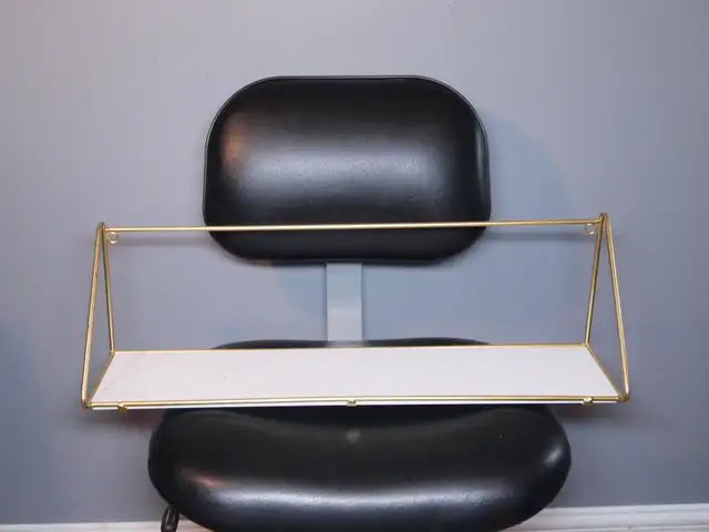 Étagère murale blanche avec structure acier plaqué bronze in Bookcases & Shelving Units in Longueuil / South Shore - Image 2