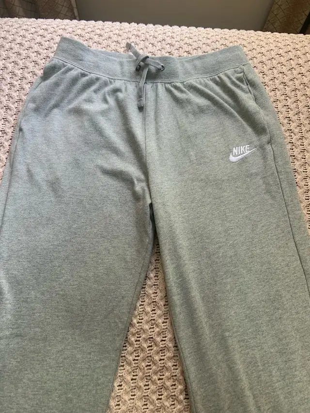 WOMEN’S NIKE GREY JOGGERS•SWEAT PANTS ! SIZE SMALL in Women's - Bottoms in Mississauga / Peel Region - Image 3