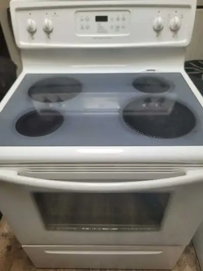 cuisinière Four blanc 30 fonctionne trés bien. possible de faire livraison.
