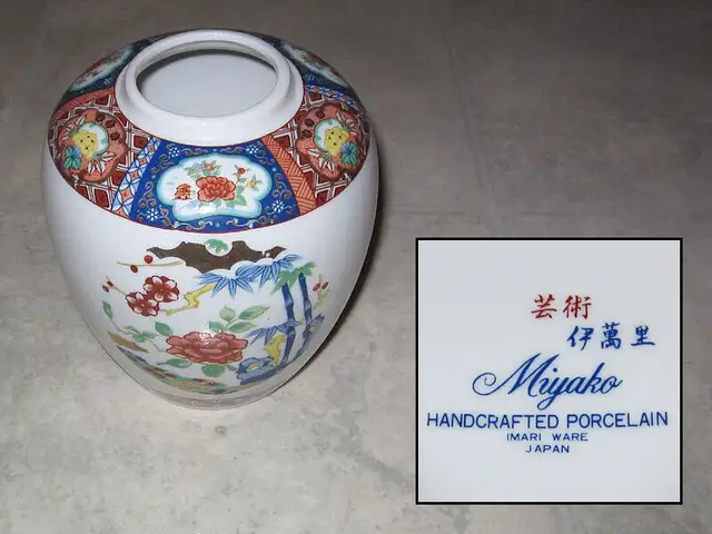 Japanese Miyako Imari Ware porcelain vase in Home Décor & Accents in Edmundston - Image 4