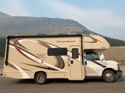 Découvrez la route avec ce VR Four Winds 2019 bien entretenu, offrant une expérience de voyage confo...