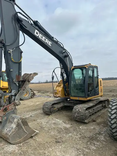 This Beast will not disappoint and ready to work 14.66 Ton approx 30.737 lbs mid size crawler excava...