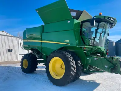 2014 John Deere s680 Comes with 615 p pickup. Little use 1947 sep hrs 2714 Eng hrs Greenlight inspec...