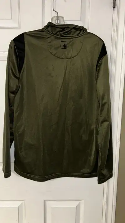 This is an And1 brand jacket sweater, perfect for unisex wear in a size medium, featuring a sporty d...