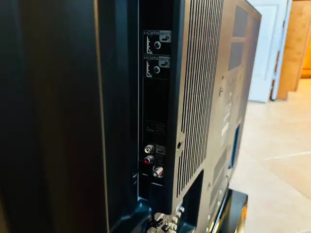 37" Sharp Aquos TV in TVs in Ottawa - Image 3