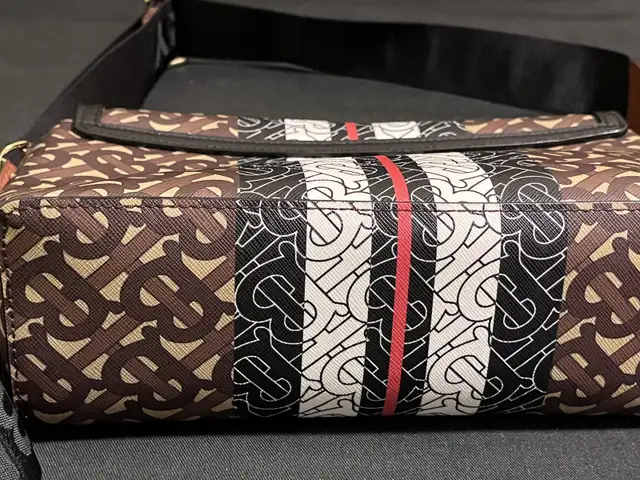 Burberry crossbody bag in Women's - Bags & Wallets in City of Toronto - Image 5