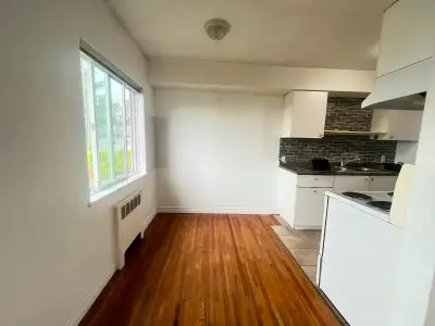 Metrotown 2 Bed 1 Bath Apartment Unit in Sussex Court for Rent