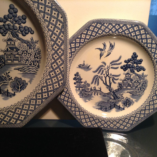 2 Vtg Royal Staffordshire Blue Willow Plate in Arts & Collectibles in Vancouver - Image 3