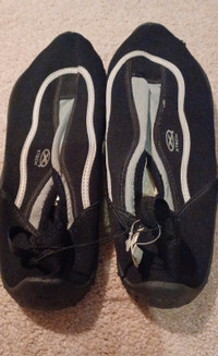Men's water shoes (NWT)