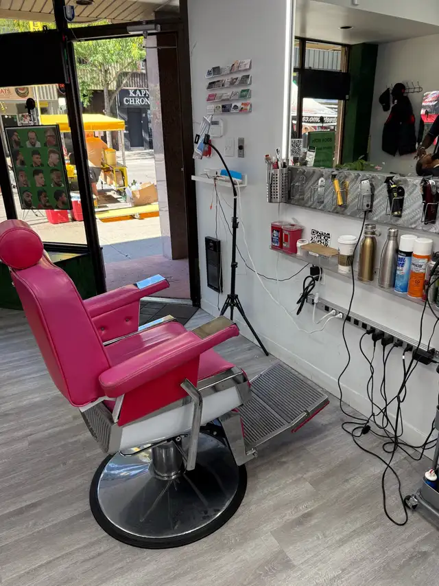 Student Barber looking for Canvases plz read description 64645238125315121